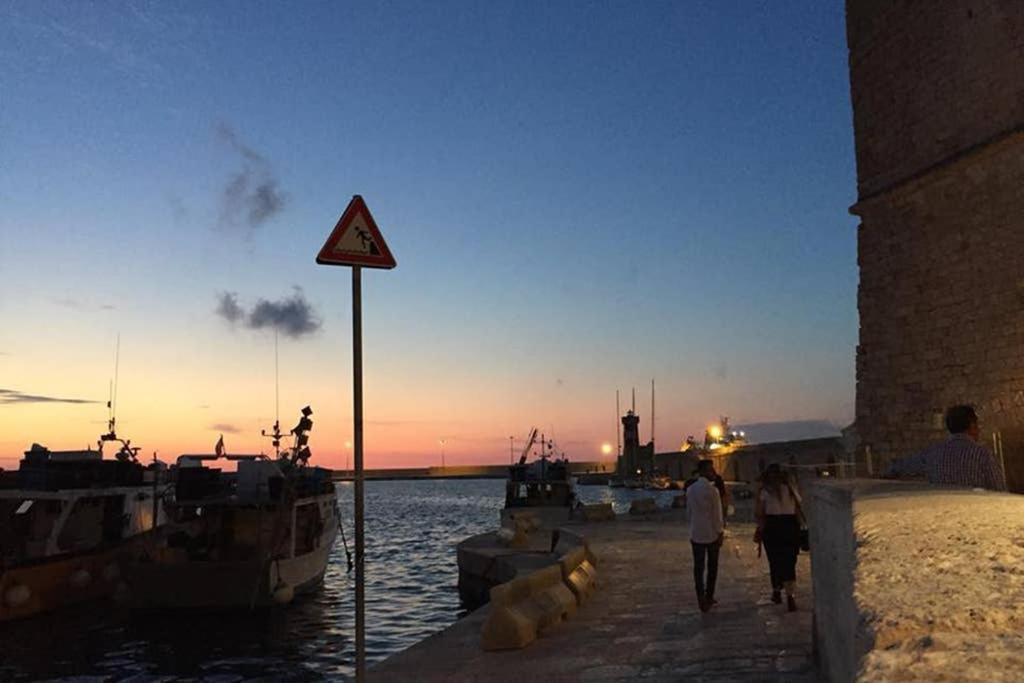 Historic Apartment In Centre Of City 100M To Sea مونوبولي المظهر الخارجي الصورة