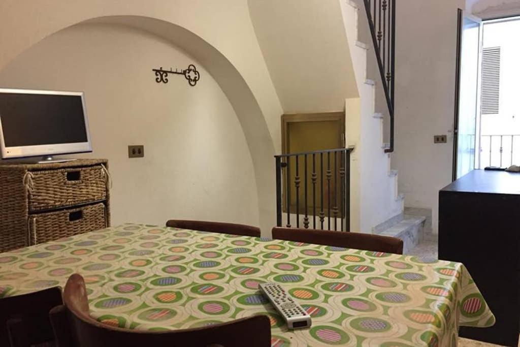 Historic Apartment In Centre Of City 100M To Sea مونوبولي المظهر الخارجي الصورة