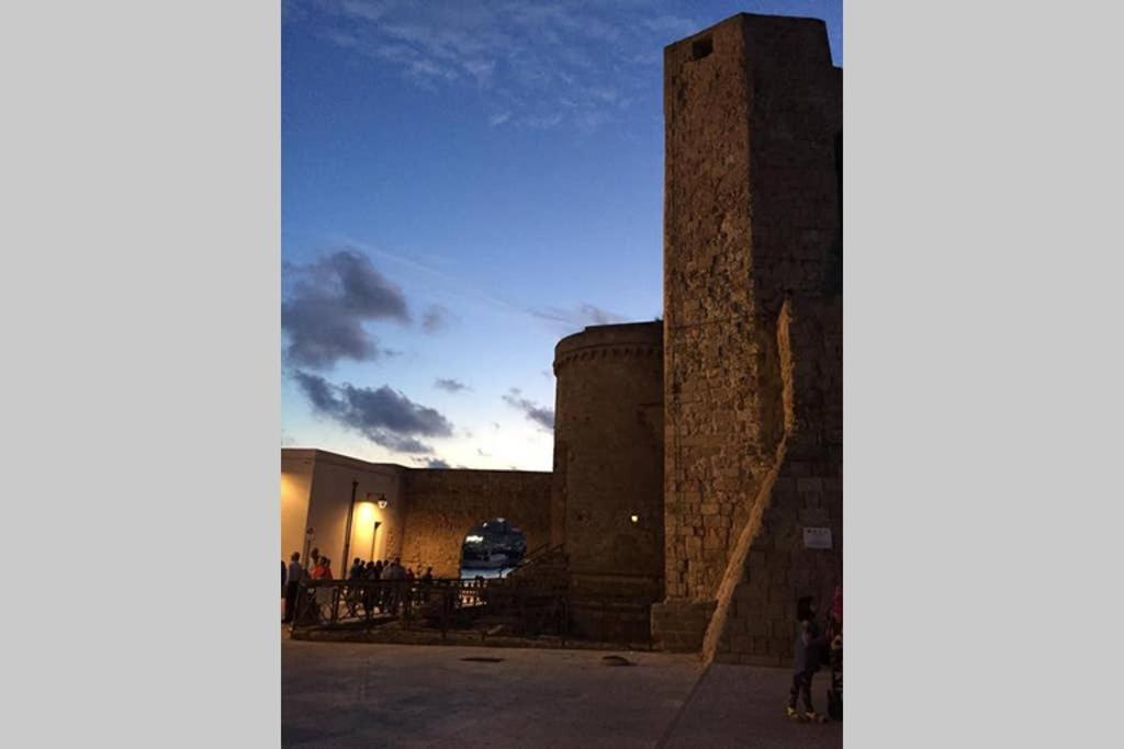 Historic Apartment In Centre Of City 100M To Sea مونوبولي المظهر الخارجي الصورة