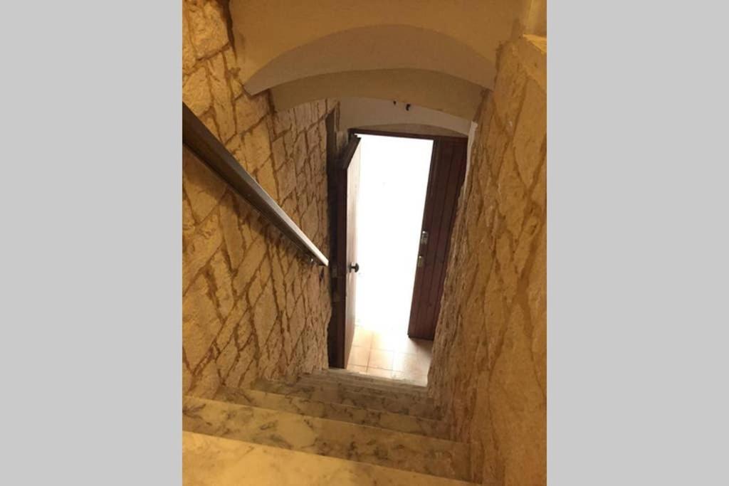 Historic Apartment In Centre Of City 100M To Sea مونوبولي المظهر الخارجي الصورة